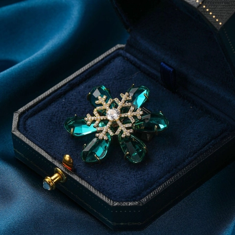 Vintage Rotating Snowflake Flower Brooch Exquisite Gold Plated Copper Pin With Green Crystal Rhinestones For Women Suit Decor