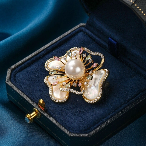 Elegante Broche de Flor de Nácar Perla Artificial Blanca Circonio Cobre Chapado en Oro Pin Floral para Boda Banquete Joyería Mujer