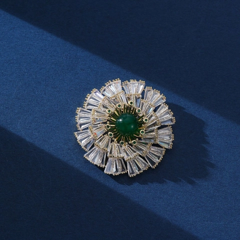 Broche Fleur Vert Émeraude Élégante Base En Cuivre Avec Zircon Transparent Coupe Baguette Accessoire De Luxe Pour Femme
