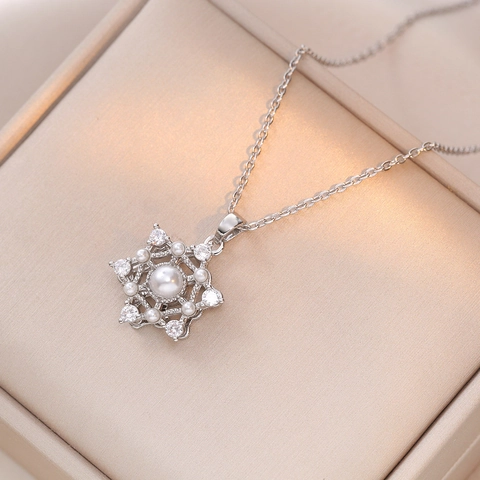 Collana con Pendente a Fiore Rotante per Donna Acciaio Inossidabile Perla Zirconia Fiocco di Neve Gioielli Eleganti