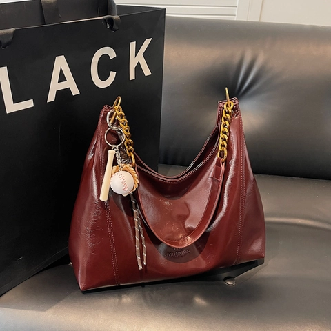Borsa Tote in Pelle PU Lucida Vintage a Grande Capacità per Donna Catena in Metallo Borsa a Tracolla con Ciondolo a Forma di Baseball Handbag Pendolare
