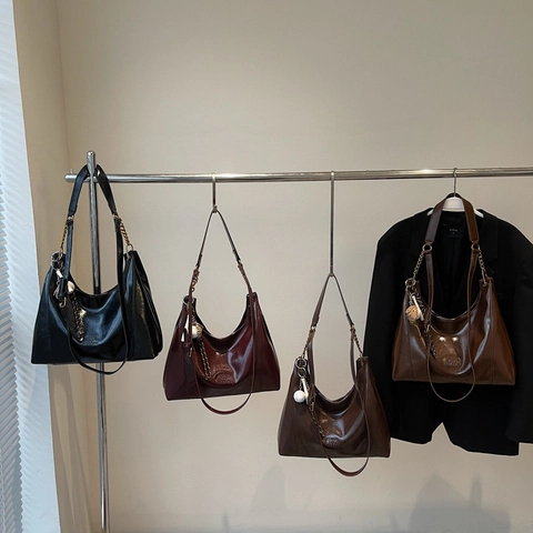 Borsa Tote in Pelle PU Lucida Vintage a Grande Capacità per Donna Catena in Metallo Borsa a Tracolla con Ciondolo a Forma di Baseball Handbag Pendolare