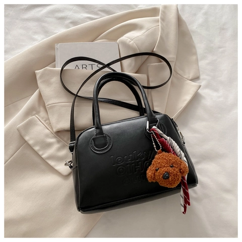 Bolso Boston de Cuero PU para Mujer Vintage Bolso de Mano de Lujo con Relieve de Letras y Colgante de Oso de Peluche Bolso de Hombro