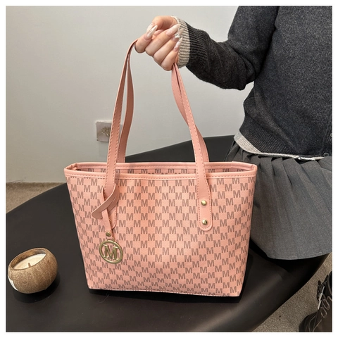 Grote Capaciteit Dames Tote Bag PU Leer Letter M Print Commute Schoudertas Met Metalen Hanger