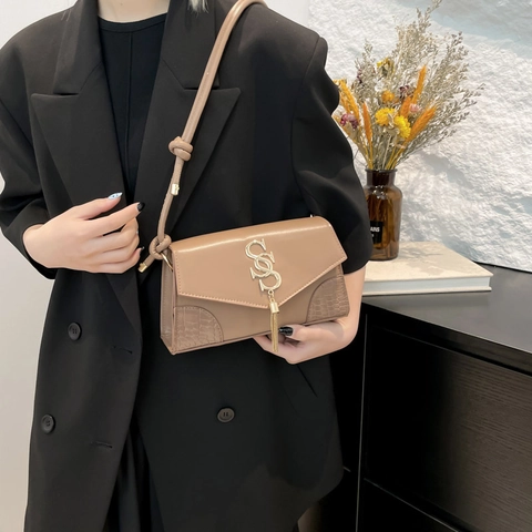 Women Retro PU Leather Small Square Shoulder Bag With Gold Tassel Metal Logo Crocodile Embossed Patchwork Crossbody Handbag