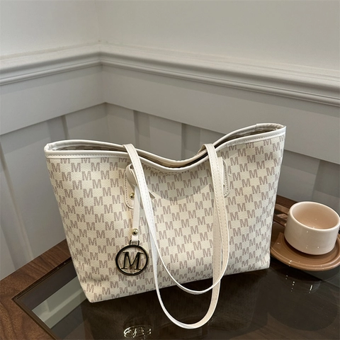Grand Sac Tote en Cuir PU Monogramme Pour Femme Avec Pendentif M en Métal Imprimé de Lettres Sac à Épaule Mode Main
