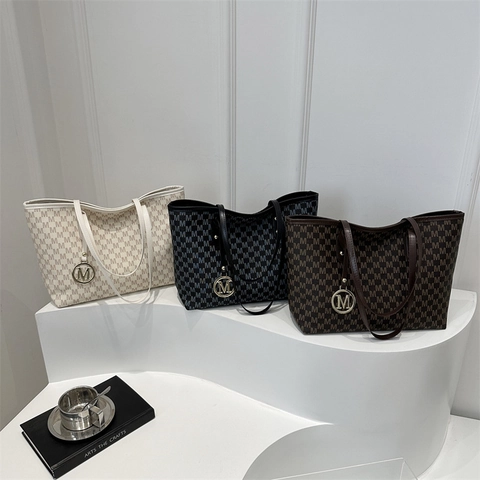 Grand Sac Tote en Cuir PU Monogramme Pour Femme Avec Pendentif M en Métal Imprimé de Lettres Sac à Épaule Mode Main