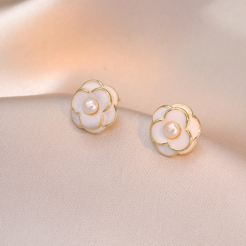 Orecchini A Lobo Camelia Perla de Agua Dulce Smalto Bianco Gioielli Eleganti Con Perno In Argento Sterling 925 Per Donna