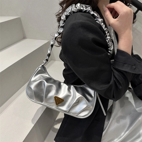 Borsa Sottoascellare Arricciata da Donna Pelle PU Borsa a Spalla Pieghettata Con Logo in Metallo a Triangolo Moda Tinta Unita