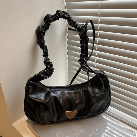 Bolso Hobo Fruncido para Mujer Cuero PU Placa Metal Triangular Bolso Axila Nube Bolso de Hombro Casual Color Sólido