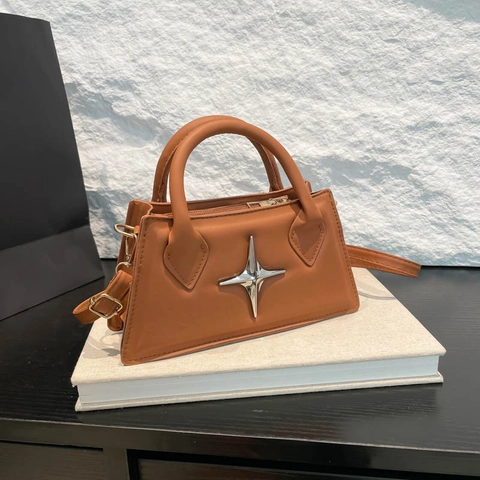 Bolso Bandolera de Mujer de Cuero PU Con Decoración de Estrella Metálica Bolso de Mano Trapezoidal Con Correa Ajustable