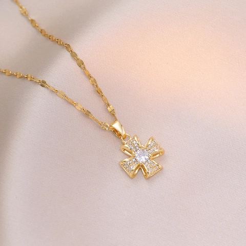 Vintage Flower Pendant Necklace Titanium Steel Zircon Inlaid Gold Plated Fashion Clavicle Chain For Women