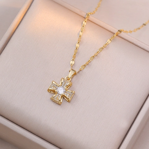 Vintage Flower Pendant Necklace Titanium Steel Zircon Inlaid Gold Plated Fashion Clavicle Chain For Women