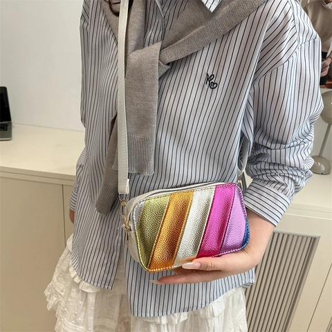 Sac à Épaule pour Femmes à Rayures Arc-en-Ciel Métalliques Sac Carré en Cuir PU Tendance avec Bandoulière Large Sac Messager Décontracté