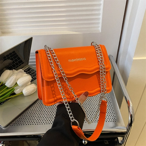Bolso Bandolera de Moda para Mujer de Cuero PU con Borde Ondulado Bolso Cuadrado Pequeño con Correa de Cadena de Metal Color Sólido