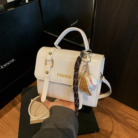 Borsa a Tracolla Piccola Quadrata in Pelle PU Fashion Vintage da Donna Con Ciondolo da Baseball Sportivo Borsa a Mano Elegante con Patta