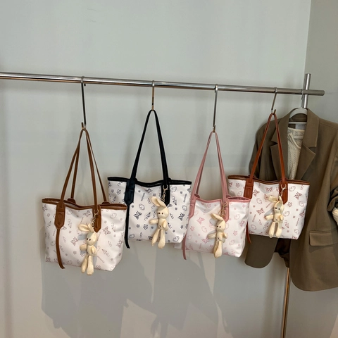 Borsa Tote da Donna alla Moda con Stampa Cartoon Pelle PU Grande Capacità Borsa a Tracolla con Ciondolo Coniglio di Peluche Regalo