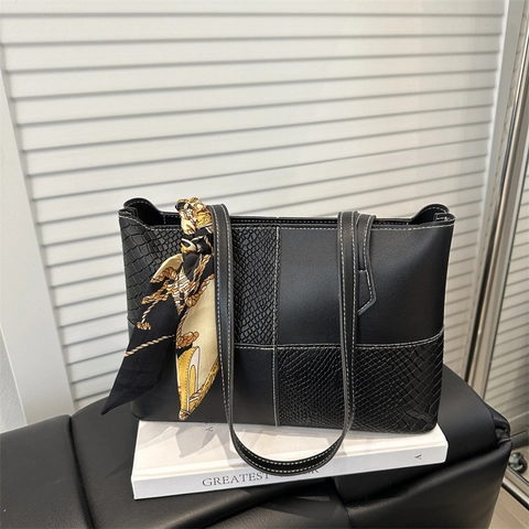 Moda Donna Patchwork Pelle PU Borsa Tote Grande Capacità Borsa a Tracolla Con Sciarpa Decorativa Borsa Pendolare alla Moda