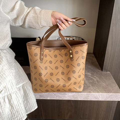 Vintage PU Leather Tote Bag For Women Large Capacity Monogram Printed Shoulder Bag With Rivet Details For Daily Commute