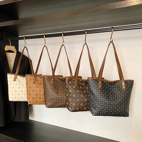 Vintage PU Leather Tote Bag For Women Large Capacity Monogram Printed Shoulder Bag With Rivet Details For Daily Commute