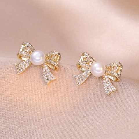Orecchini A Lobo Con Fiocco A Farfalla Rame Con Perla D'acqua Dolce Zircone Micro Pave Perno In Argento Elegante Dolce