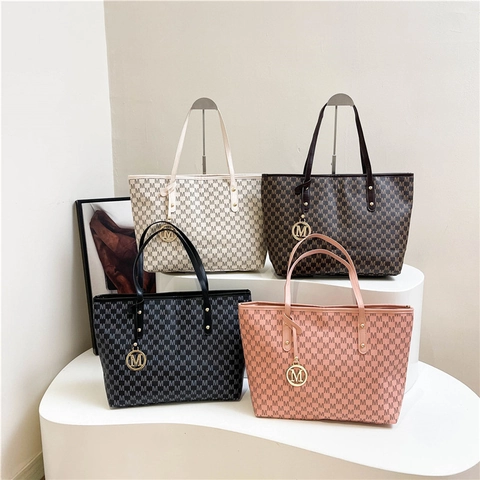 Borsa Tote da Donna a Grande Capacità in Pelle PU con Stampa Monogramma Lettera M Borsa a Tracolla Pendolare con Ciondolo Metallico