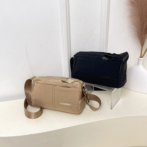 Unisex Minimalistische Nylon Umhängetasche Leichte Mehrfachtaschen Messenger Bag Casual Buchstaben Druck Schultertasche Workwear Stil Handtasche