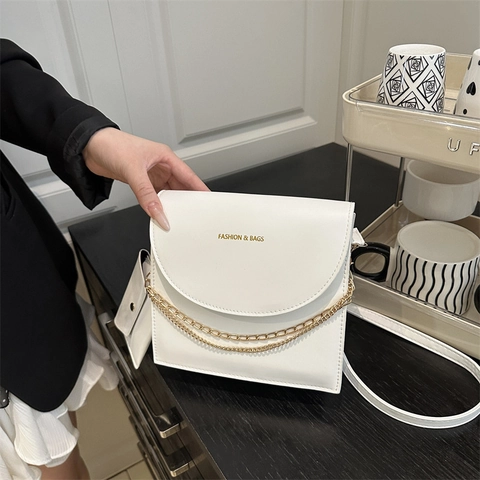 Damen Retro PU Leder Umhängetasche Goldkette Dekor Kleine Quadratische Schultertasche Mit Kleingeldbörse Buchstabendruck Mode Handtasche