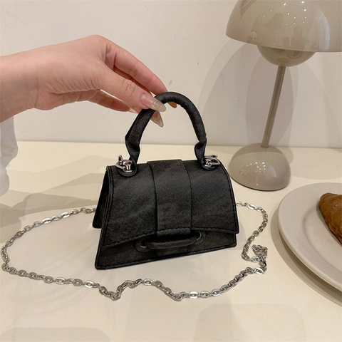 Mini Sac à Main Trapèze pour Femmes Avec Chaîne en Métal Sac Sous le Bras en Cuir PU Vintage Petit Sac Bandoulière Carré