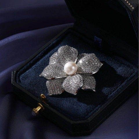 Blumen Brosche Anstecker Süßwasserperle Florale Form Zirkonia Kupfer Elegantes Zubehör Für Anzug Jacke Hochzeitskleid