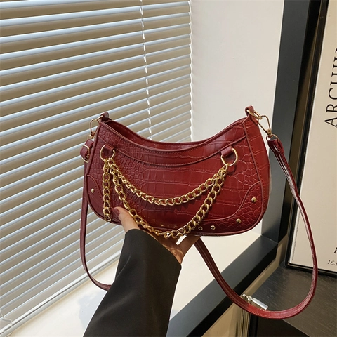 Sac Sous le Bras en Cuir PU Gaufré Crocodile avec Double Chaîne Or Décoration Rivets Sac à Épaule Hobo Croissant Style Rétro