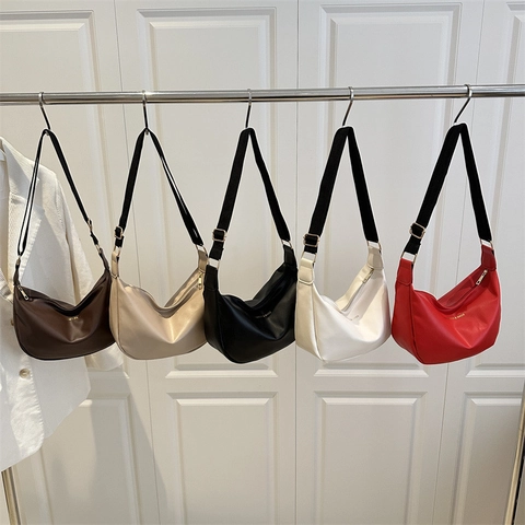 Bolso de Hombro Hobo de Cuero PU Minimalista para Mujer Correa Ancha Ajustable Bolso Tote de Media Luna con Letras