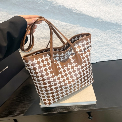 Women Fashion Checkerboard Tote Bag Large Capacity PU Leather Commuter Shoulder Bag With Plush Bear Pendant Stylish Handbag