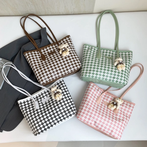 Women Fashion Checkerboard Tote Bag Large Capacity PU Leather Commuter Shoulder Bag With Plush Bear Pendant Stylish Handbag