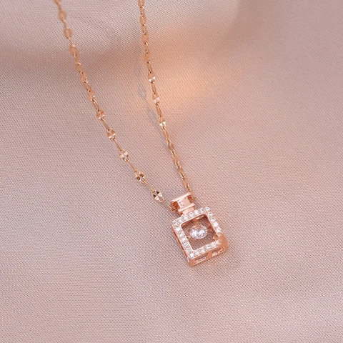 Elegante Collana con Ciondolo a Boccetta di Profumo in Acciaio al Titanio con Zircone Intarsiato Catena per Donna Gioielli di Moda