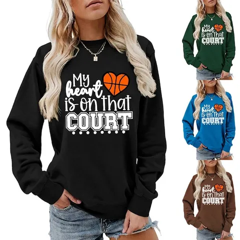 Damen Casual Baumwollmischung Sweatshirt und Denim Shorts Set Basketball Herz Grafik Druck Langarm Rundhals Pullover Zerrissene Jeans Shorts Zweiteiler Outfit