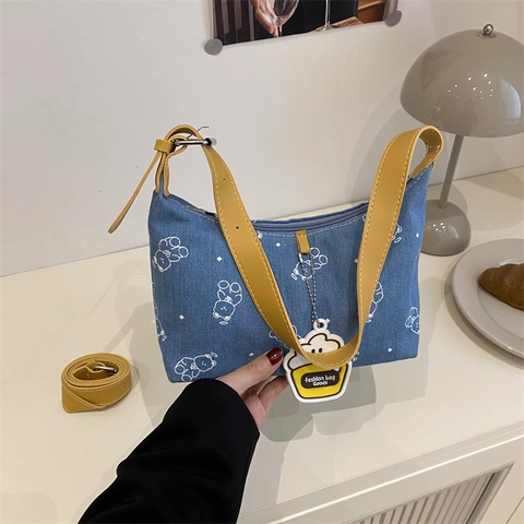 Damen Denim Hobo Tasche Cartoon Bär Druck Schultertasche Mit Verstellbarem Gelbem PU Gurt Und Cupcake Anhänger