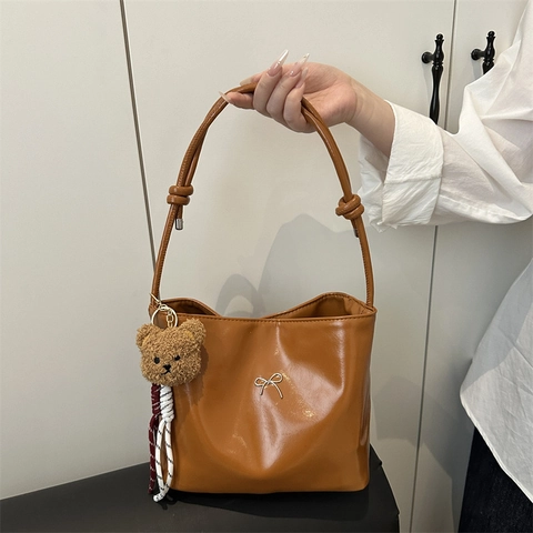 Borsa Sottobraccio in Pelle PU Lucida Minimalista Donna Borsa a Tracolla con Fiocco Alla Moda Con Ciondolo Orsetto Retro Borsa a Secchiello