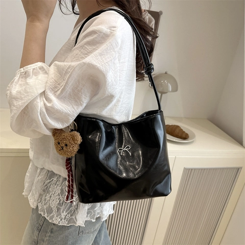 Borsa Sottospalla in Pelle PU Lucida da Donna Borsa a Spalla Trendy con Fiocco Borsetta da Pendolare con Ciondolo Orsetto di Peluche