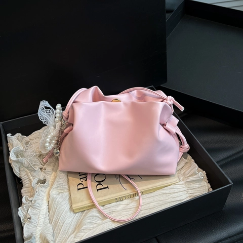 Women Ruched PU Leather Shoulder Bag Fashion Cloud Crossbody Bag With Pearl Lace Pendant Stylish Small Square Satchel Bag