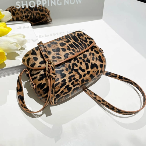 Minimalist Leopard Print PU Leather Crossbody Bag For Women Retro Oval Half Moon Flap Saddle Shoulder Bag Summer Chic Daily