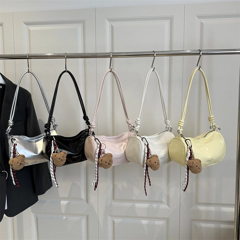 Sac Sous le Bras de Mode pour Femmes en Cuir PU Brillant Couleur Unie Sac à Bandoulière avec Pendentif Ours Style de Rue