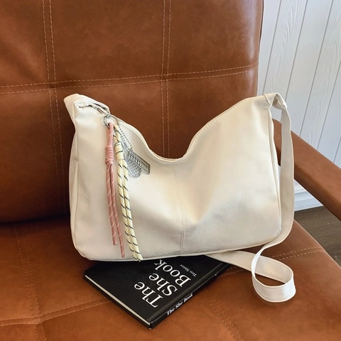 Damen Minimalistische PU-Leder Hobo Tasche Einfarbig Crossbody Umhängetasche Mit Verstellbarem Gurt Und Geflochtenem Anhänger