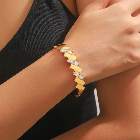 Geometrischer Gestufter Armreif Vergoldeter Edelstahl Rechteckiger Zirkonia Modeschmuck Für Damen Edel Und Modern