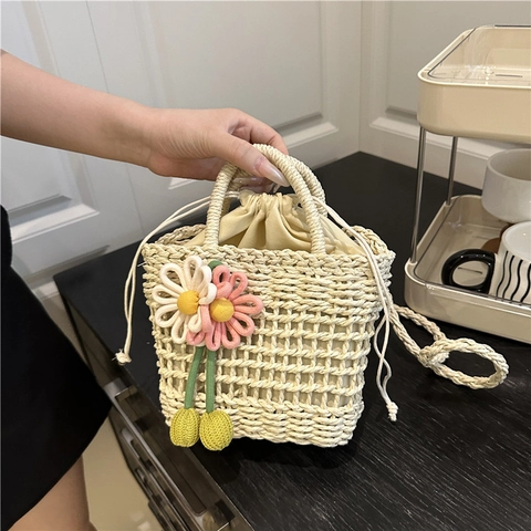 Handgefertigte Stroh Eimertasche Hohl Gewebte Umhängetasche Mit Blumenanhänger Kordelzug Schultertasche Für Strand Sommer Damen