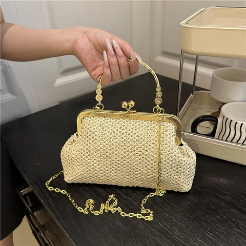 Sac à Main en Paille Tressée Vintage Fermoir Kiss Lock Métal Gravé Sac à Bandoulière Avec Chaîne Retro