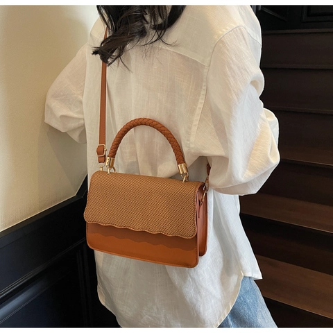 Moda Donna Borsa da Sottobraccio in Pelle PU Manico Intrecciato Patta a Onde Chiusura Magnetica Borsa a Spalla Casual Quotidiana