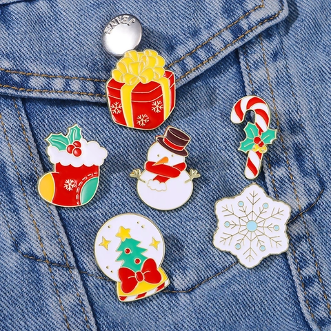 Ensemble de Broches de Noël en Émail Flocon de Neige Bonhomme de Neige Sapin de Noël Chaussette Boîte Cadeau Canne en Sucre Badge en Alliage pour Vêtements Sac à Dos Bijoux Femme