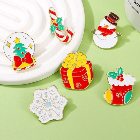 Ensemble de Broches de Noël en Émail Flocon de Neige Bonhomme de Neige Sapin de Noël Chaussette Boîte Cadeau Canne en Sucre Badge en Alliage pour Vêtements Sac à Dos Bijoux Femme