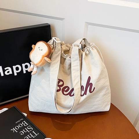 Bolso de Cubo de Lona Lavada de Gran Capacidad para Mujer Con Lindo Colgante de Peluche Toast Beach Impresión de Letras Bolso Tote